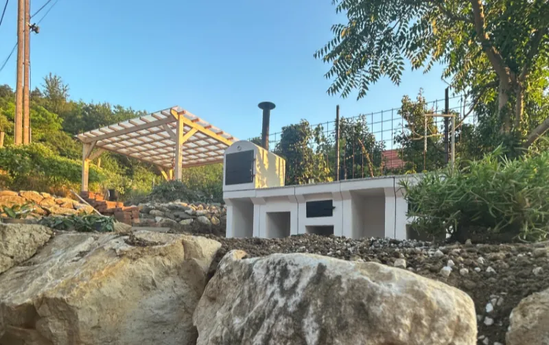 Grillterasz és nyári konyha a Casa de Milla kertjében