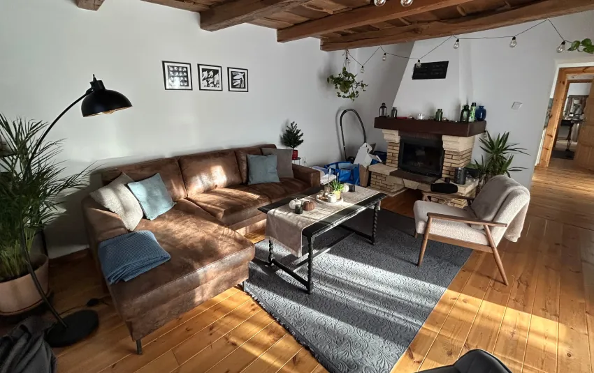 A Casa de Milla hangulatos, kandallós nappalija